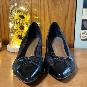 EUC Clarks Black Leather Elegant Black Women's Heels Size 8.5